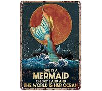 Mermaid Wall Art Vintage She is A Mermaid on Dry Land and The World is Her Ocean Tin Sign Decoraciones Vintage Metal Poster Wall Decor Art Gift para fiesta dormitorio al aire libre 12 x 8 pulgadas
