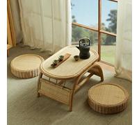 Mesa de centro de ratán natural con alfombrillas de tatami para sentarse en el piso en la ventana de la bahía, sala de té, balcón y sala de estar