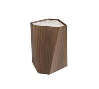 Mesa rincón triangular fabricada en madera chapada en nogal natural y una elegante tapa de mármol porcelánico blanco con vetas en tonalidades grises y marrones en brillo.
