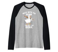 Mess with The Honk You Get Bonk Funny Goose Tonto Bird Meme Camiseta Manga Raglan