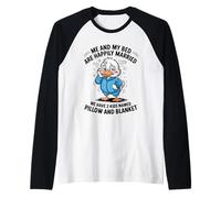 Mi Cama y yo Estamos felizmente Casados Tenemos 2 Hijos llamados Pato Camiseta Manga Raglan