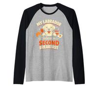 Mi Labrador cree en el Segundo Desayuno, Divertido Labrador Camiseta Manga Raglan