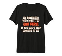 Mi Novio te encenderá Fuego Humor Divertido para Parejas Camiseta Premium