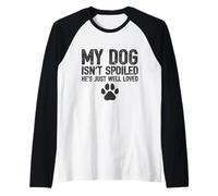 Mi Perro no está mimado, él es Simplemente Amado - Propietarios Divertidos Camiseta Manga Raglan
