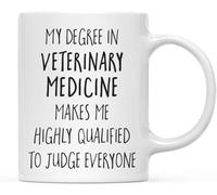 Mi título en Medicina Veterinaria me hace altamente calificado para juzgar a todos. Tazas de café de graduación, taza de café novedosa, taza de té de cerámica de doble cara para mamá, papá, amigo, esp