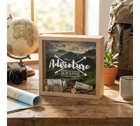 MIJOMA Caja de ahorros de madera con frente de vidrio - marco decorativo para regalos de dinero para boda, cumpleaños, viaje y más - caja creativa (Adventure Awaits - color natural, 20 x 20 x 5 cm)
