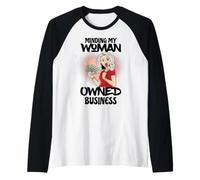 Minding my Woman Owned Business Female Empresario Jefe Camiseta Manga Raglan