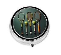 Mini pastillero redondo con pelotas de tenis y raquetas, ligero y portátil, con 3 insertos de plástico, adecuado para llevar en bolsillos o carteras.