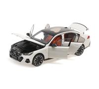 Minichamps 110023402 BMW i5 2023 WHITE METALLIC 1:18 Stand Model Nuevo