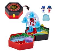Miraculous Bandai Chibi Miracle Box - Parque de Atracciones | 2 Mini Figuras Chibi Incluidas en Esta Caja, Juego de Regalo para niñas y niños | Juguetes de Viaje con Fuente de Agua, carrusel y Rueda