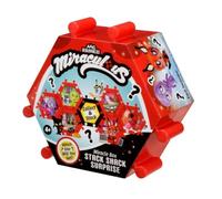 Miraculous Bandai Ladybug and Cat Noir Shack - Caja Sorpresa con Figura, Figura Coleccionable de Kwami con 2 Accesorios, 6 entornos temáticos para coleccionar, Caja ciega Solo 1 Figura por Caja