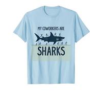 Mis compañeros de Trabajo Son Tiburones Humor de Oficina Divertido Camiseta, Hombre, Azul Bebé, 3XL