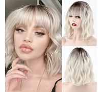 MISSQUEEN Peluca corta ondulada de color rubio platino con flequillo, raíces oscuras, peluca rubia blanca corta para mujer, peluca rubia de aspecto natural para uso diario