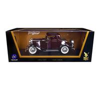 Modelo de autom vil Ford 3Window Coupe color burdeos con techo negro de 1932, 118 unidades, de Road Signature