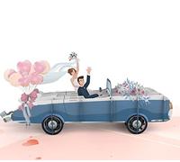 MOKIO® Tarjeta de Boda Pop-Up - Pareja de novios en el coche de la boda - Tarjeta felicitación 3D para regalo matrimonio o luna de miel, Recién casados, Tarjeta de regalo emergente con sobre