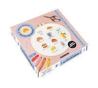 Mon kit broderie Petites pâtisseries: Coffret spécial débutant avec 1 livret explicatif, 1 toile à broder, 3 aiguilles, 1 tambour et 5 échevettes de fil