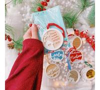 MONAMÍ - Bola de Navidad Personalizada en metacrilato. Varios Modelos de Adornos de Navidad, Materiales y Color de Cinta a Elegir. Mi Primera Navidad, pimera Navidad en Nuestro hogar.