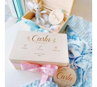 MONAMI - Caja de nacimiento con los datos del bebé, Caja natalicio personalizada. Madera de Pino grabada, Medidas 30x20x13 cm. Varios modelos a elegir, color de cinta y extras para completar tu caja