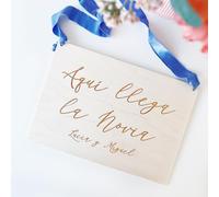 MONAMÍ - Cartel Personalizado para pajes de boda. Cartel ya viene la novia o letrero para silla de boda. Texto personalizable Madera natural. Disponibles dos medidas: 20x30 y 30x40cm.
