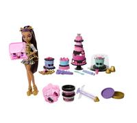 Monster High Cumplespantos Kit de pastelería con muñeca Clawdeen Wolf, conjunto de juego de decoración de pasteles con más de 20 accesorios, como un glaseado espeluznante, una pipeta y más, JBG78