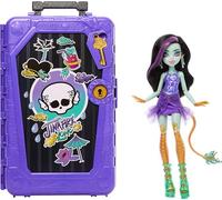 Monster High Skulltimate Secrets Jinafire Long Conjunto de muñeca y Accesorios Destination: Gore-geous Oasis con Maleta y más de 19 sorpresas, Incluidas Prendas, JDR52