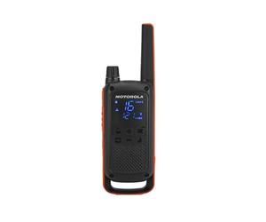 Motorola Solutions - T82 - Walkie Talkie Talkabout, Paquete de 2 Unidades, Color Negro y Naranja, Sincronización Sencilla, 16 Canales + 121 Códigos de Privacidad, Linterna LED, Alerta por Vibración