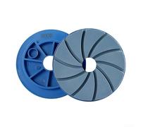 Muela abrasiva de 5 pulgadas con conexión de bloqueo de caracol y bordes biselados para pulir suelos de hormigón, diseñada para su uso en máquinas automáticas de borde en condiciones húmedas (grano