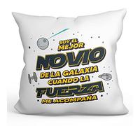 MUGFFINS Cojín 40x40 cm para Novio Relleno Incluído - En Español - Mejor Familia Galaxia Cuando Fuerza Acompaña - Regalo Original y Divertido