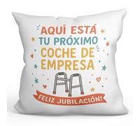 MUGFFINS Cojín con Relleno cojín Regalo jubilación Divertido | Aquí está tu próximo Coche de Empresa ¡Feliz jubilación! en Español | 40x40cm poliéster | decoración sofá Cama | jubilacion v2