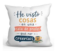 MUGFFINS Cojín con Relleno Regalo Profesora Divertida | He Visto Cosas en una Sala de profes Que no creeríais en Español | 40x40cm poliéster | Detalle Original docente | Enseñanza v4