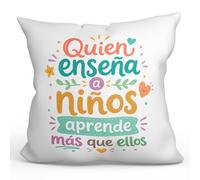 MUGFFINS Cojín con Relleno Regalo Profesora Infantil | Quien enseña a niños aprende más Que Ellos en Español | Detalle Agradecimiento Maestra guardería | 40x40cm poliéster | Infantil v2