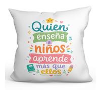MUGFFINS Cojín con Relleno Regalo Profesora Infantil | Quien enseña a niños aprende más Que Ellos en Español | Detalle Agradecimiento Maestra guardería | 40x40cm poliéster | Infantil v1