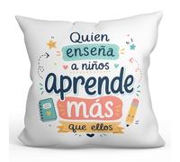 MUGFFINS Cojín con Relleno Regalo Profesora Infantil | Quien enseña a niños aprende más Que Ellos en Español | Detalle Agradecimiento Maestra guardería | 40x40cm poliéster | Infantil v5