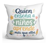 MUGFFINS Cojín con Relleno Regalo Profesora Infantil | Quien enseña a niños aprende más Que Ellos en Español | Detalle Agradecimiento Maestra guardería | 40x40cm poliéster | Infantil v3