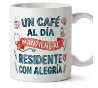 MUGFFINS regalo médico | Taza enfermero con frase Un café al día mantiene al residente con alegría en Español 330 Ml/11 oz | Idea original para sanitarios, doctores y cuidadores | sanitarios v2