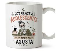 MUGFFINS regalo profesora divertida | taza profe con frase Doy clase a adolescentes ya nada me asusta en Español | detalle maestra original | cerámica 330 Ml 11 oz | Enseñanza v1