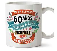 MUGFFINS Taza 60 Cumpleaños - Me ha Llevado 60 años Llegar a ser increíble y Casi Perfecto - Regalos Desayuno Feliz Cumpleaños