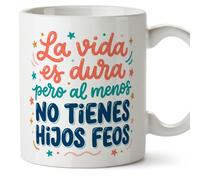 MUGFFINS Taza divertida para padre con frase La vida es dura pero al menos no tienes... en Español | Regalo original Día del Padre | 330 Ml | papi mami v2