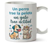 MUGFFINS Taza gato Un perro trae la pelota un gato trae actitud en Español | regalo original, tazas divertidas para regalar, humor, graciosas | 330 Ml / 11 oz | gatitos y perritos v3