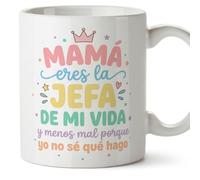 MUGFFINS Taza mamá con frase Mamá eres la jefa de mi vida y menos mal porque yo no sé qué hago en Español | regalo madre | 330 Ml 11 oz | Idea original para regalar | papi mami v1