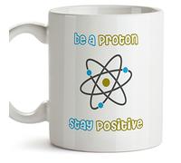 MUGFFINS Taza química - BE A Proton. Stay Positive - Tazas de café para químicos. Regalos para químicos, para los Amigos y la Familia - Cerámica - 11oz / 350 ml