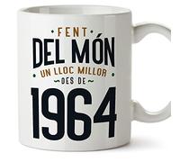 MUGFFINS Tazas 1964 Cumpleaños - En Catalán - Fent del Món un Lloc Millor - 11 oz / 330 ml - Regalo original y divertido