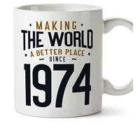 MUGFFINS Tazas 1974 Cumpleaños - En Inglés - Making the World a Better Place - 11 oz / 330 ml - Regalo original y divertido