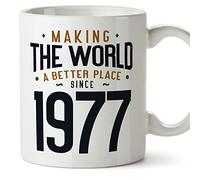 MUGFFINS Tazas 1977 Cumpleaños - En Inglés - Making the World a Better Place - 11 oz / 330 ml - Regalo original y divertido