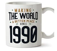 MUGFFINS Tazas 1990 Cumpleaños - En Inglés - Making the World a Better Place - 11 oz / 330 ml - Regalo original y divertido