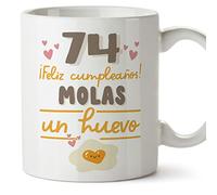 MUGFFINS Tazas 74 Cumpleaños - En Español - Feliz Cumpleaños Molas un Huevo - 11 oz / 330 ml - Regalo original y divertido