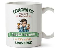 MUGFFINS Tazas para AJEDRECISTA hombre - En Inglés - Best in Universe Trophy - 11 oz / 330 ml - Regalo original y divertido