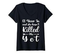 Mujer 1 Year In and She Hasn't Killed Me Yet Cute 1st Anniversary Camiseta Cuello V