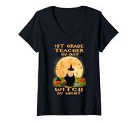 Mujer 1st Grade Teacher by Day Witch by Night Halloween Costume Camiseta Cuello V