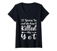 Mujer 31 Years In and She Hasn't Killed Me Yet 31st Anniversary Camiseta Cuello V
